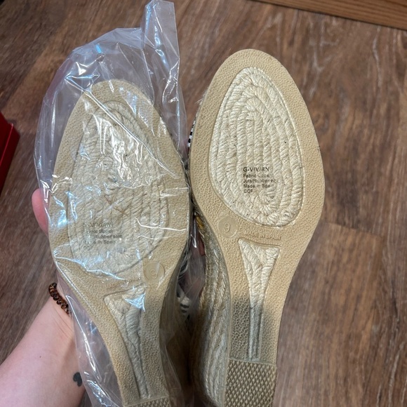 Amazon.com | Anne Klein Zoey Espadrille Wedge,Black,5.5  Anne Klein Black and White Espadrille Wedges
